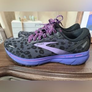 Brooks women’s sneakers, size 9.5 us